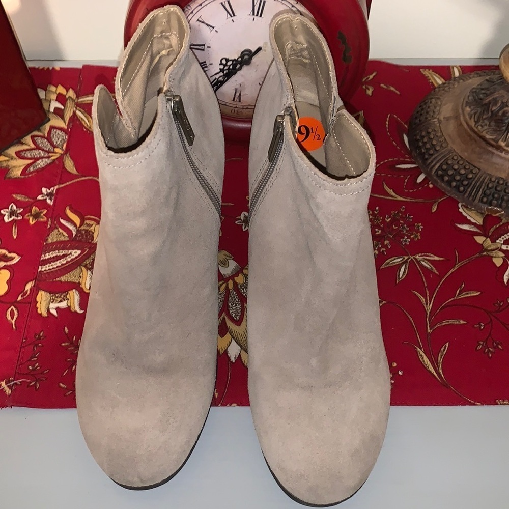 Kenneth Cole Reaction Tan Suede Booties. Size 9.5 Women’s.